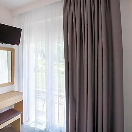 Hotel Jenny, Siviri